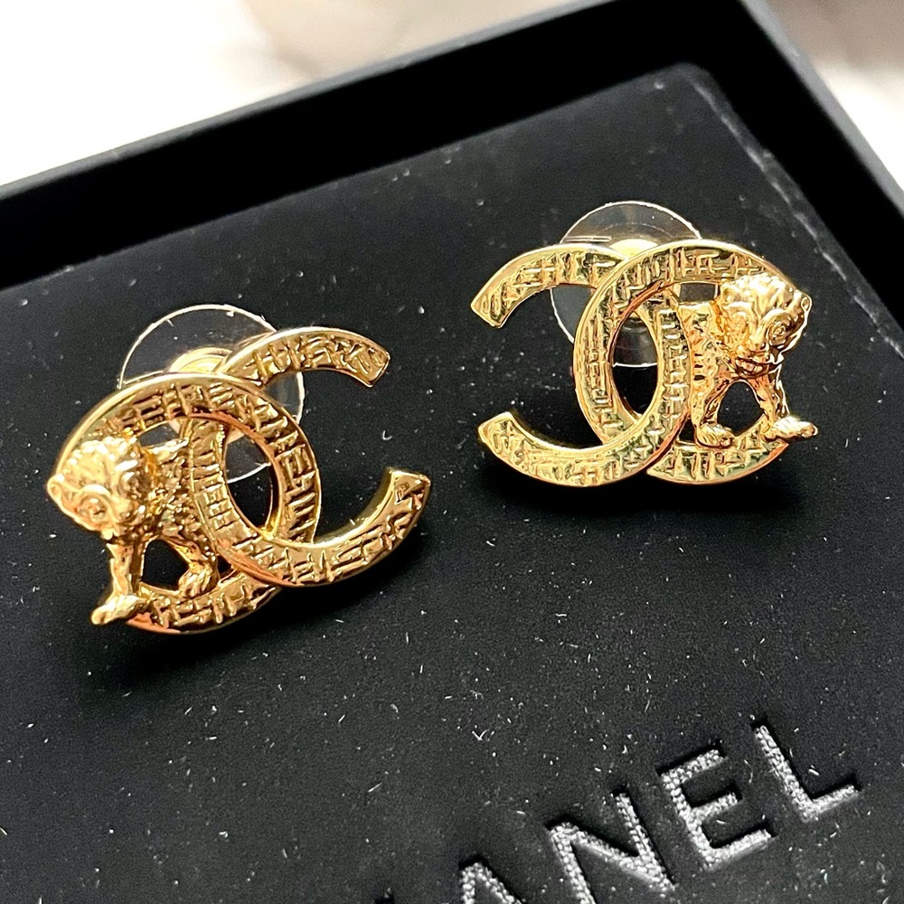 CHANEL Earrings CC Lion Motif 🦁 - Picture 4 of 10